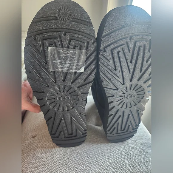 UGG Women's Black Mini Bailey Zip, Size 9 - Picture 10 of 11